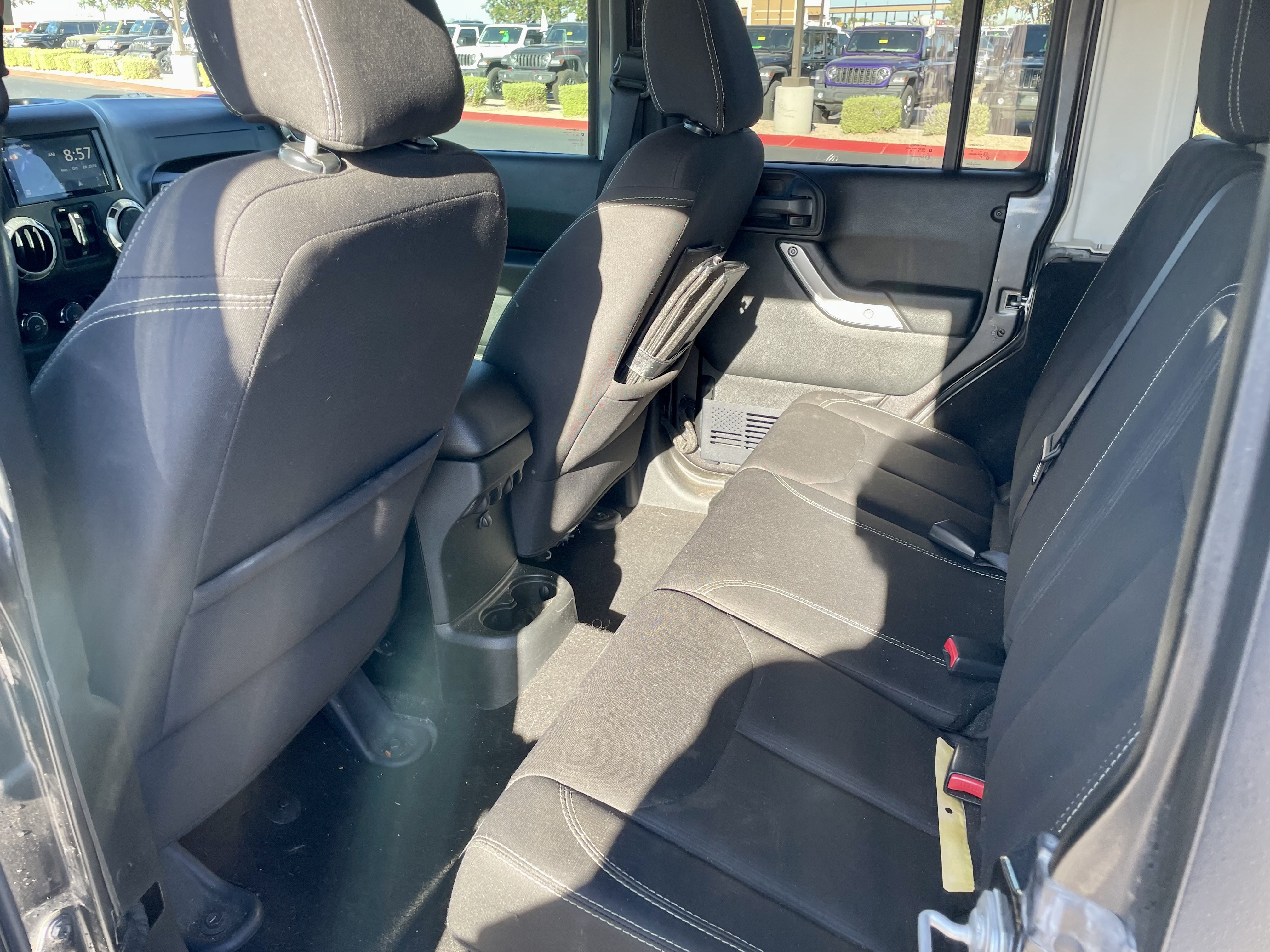 Used 2018 Jeep Wrangler Unlimited Sahara w/ Connectivity Group AWD/4WD image 11