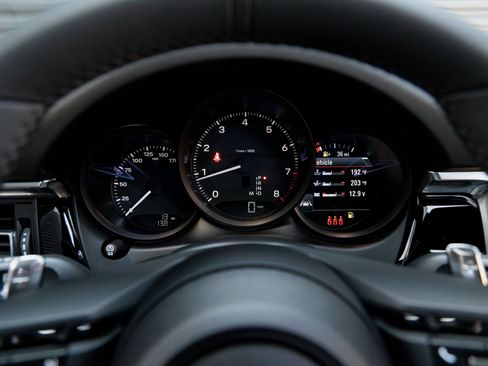 New 2025 Porsche Macan image 18