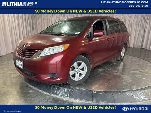 Used 2017 Toyota Sienna LE image 1