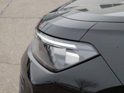 Used 2025 Volkswagen Tiguan SE image 16