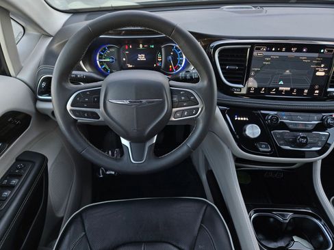 Used 2023 Chrysler Pacifica Limited FWD image 13
