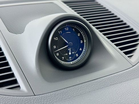 Certified 2025 Porsche Macan image 18