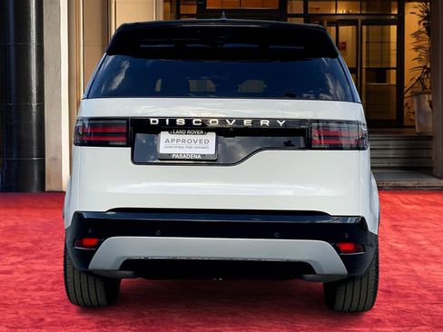 Used 2024 Land Rover Discovery Metropolitan Edition image 4