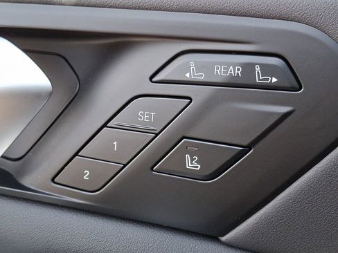 Used 2025 BMW X7 M60i w/ Climate Comfort Package image 25