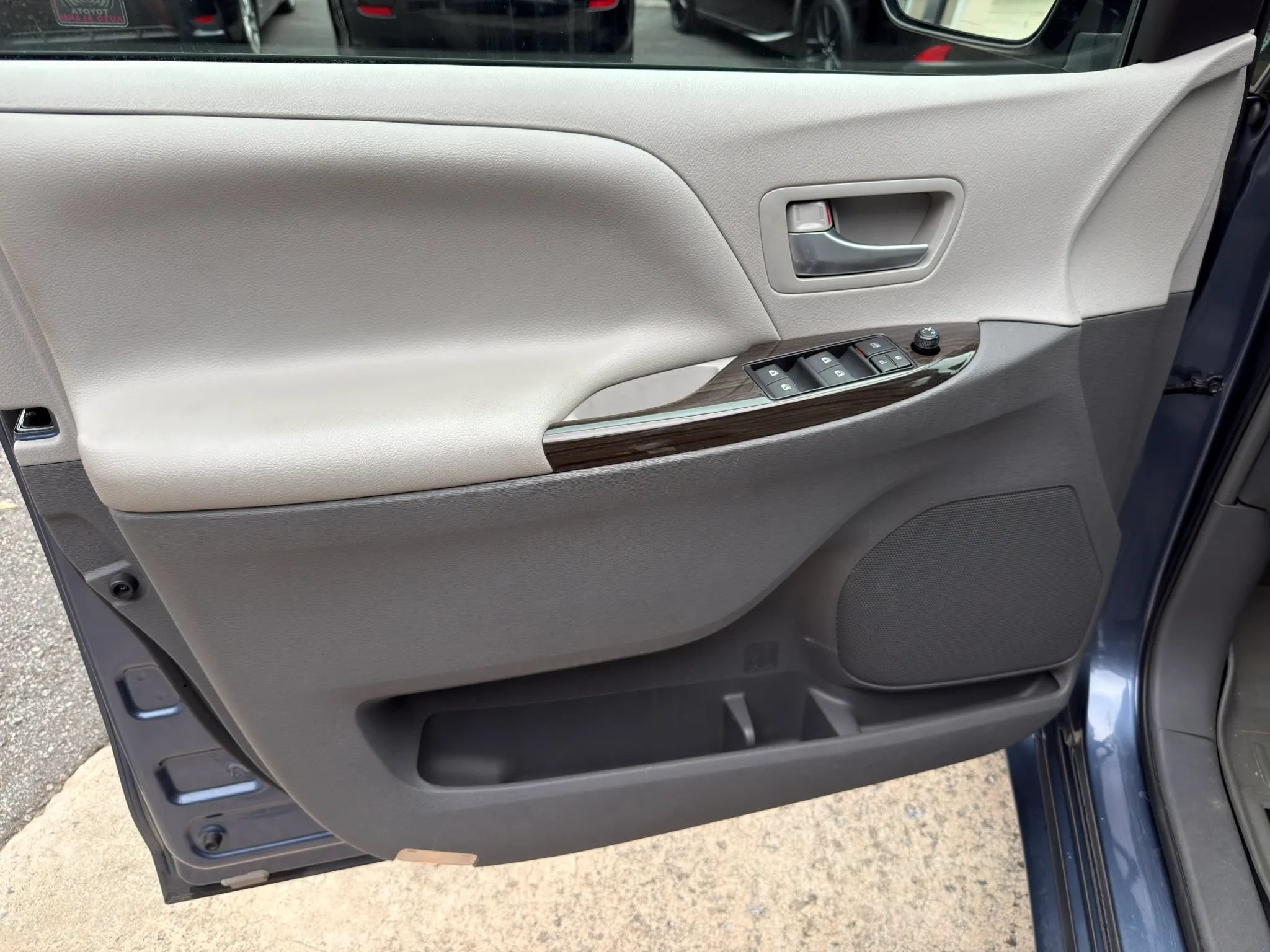 Used 2017 Toyota Sienna XLE Premium FWD image 26