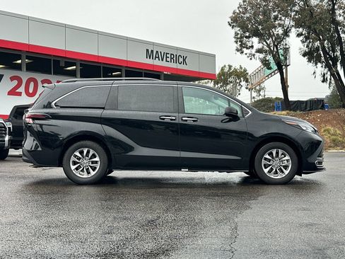 Used 2024 Toyota Sienna XLE image 6