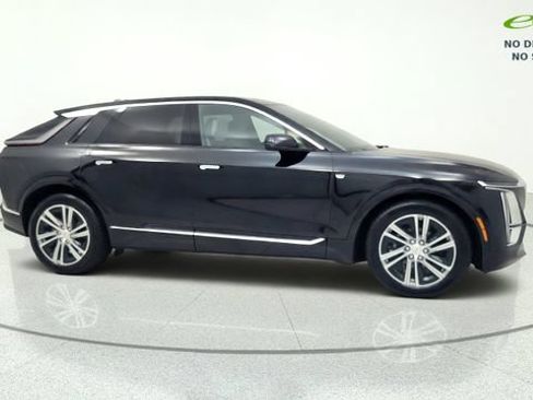 Used 2025 Cadillac Lyriq Luxury AWD/4WD image 10