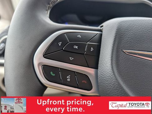 Used 2024 Chrysler Pacifica Select image 18