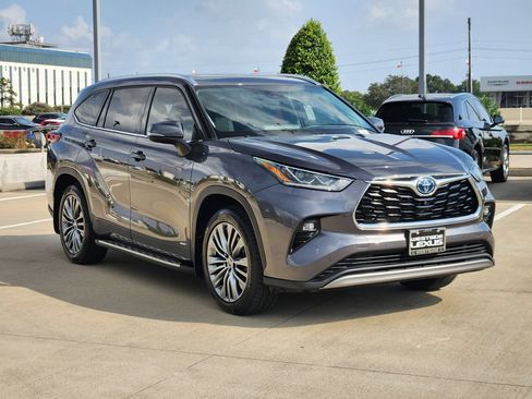 Used 2022 Toyota Highlander Platinum AWD/4WD image 3