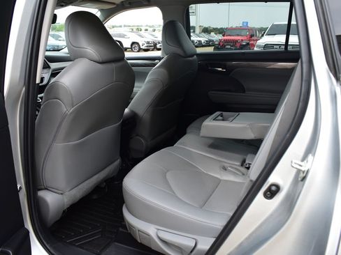 Used 2023 Toyota Highlander Limited FWD image 22