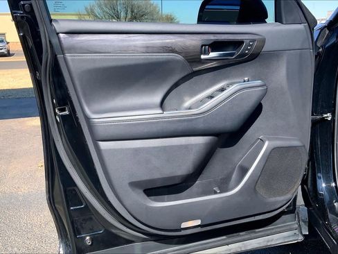 Used 2024 Toyota Highlander Platinum image 21