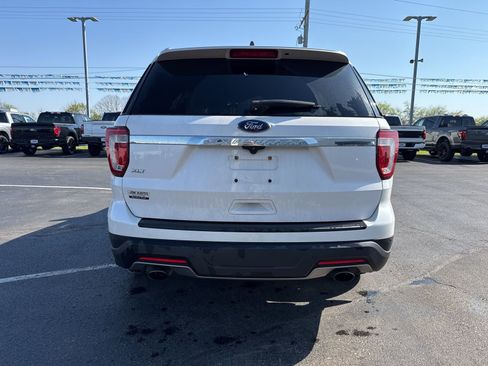 Used 2018 Ford Explorer XLT image 5