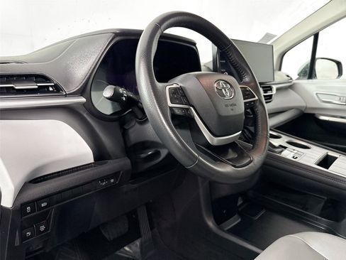 Certified 2025 Toyota Sienna XLE FWD image 4