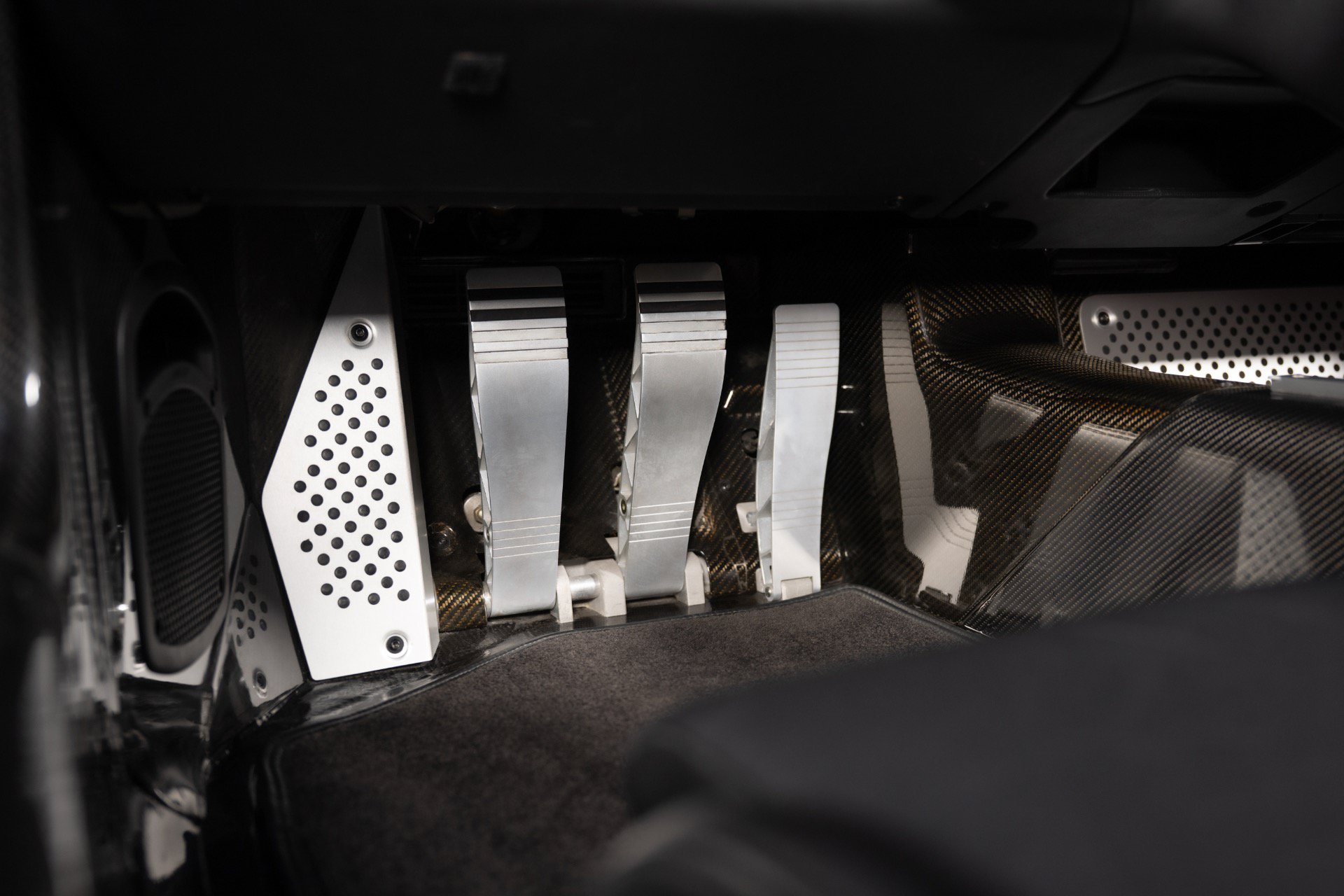 Used 2005 Porsche Carrera GT RWD image 36