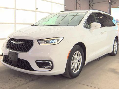 Used 2022 Chrysler Pacifica Touring-L image 7