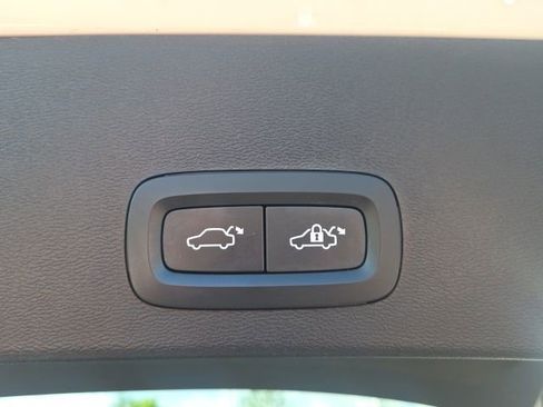 Used 2023 Volvo XC40 B5 Plus AWD/4WD image 14