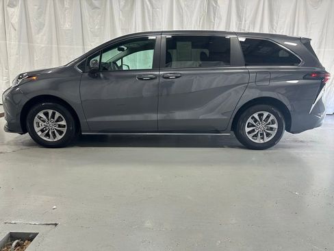 Used 2025 Toyota Sienna LE image 4