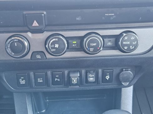 Used 2019 Toyota Tacoma TRD Off-Road w/ Technology Package image 18