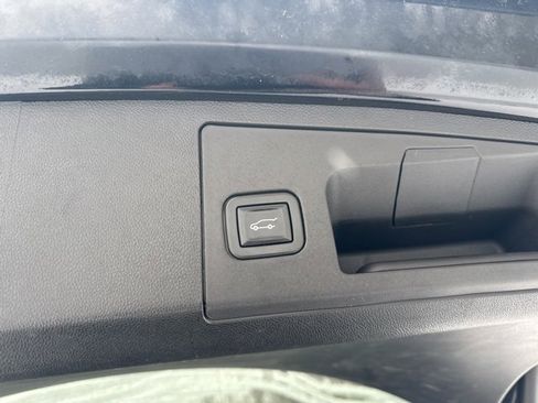 Used 2020 Cadillac XT4 Premium Luxury w/ Cold Weather Package image 31