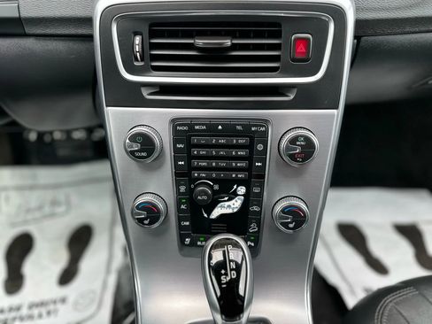 Used 2017 Volvo V60 T5 Cross Country w/ Convenience Package image 19