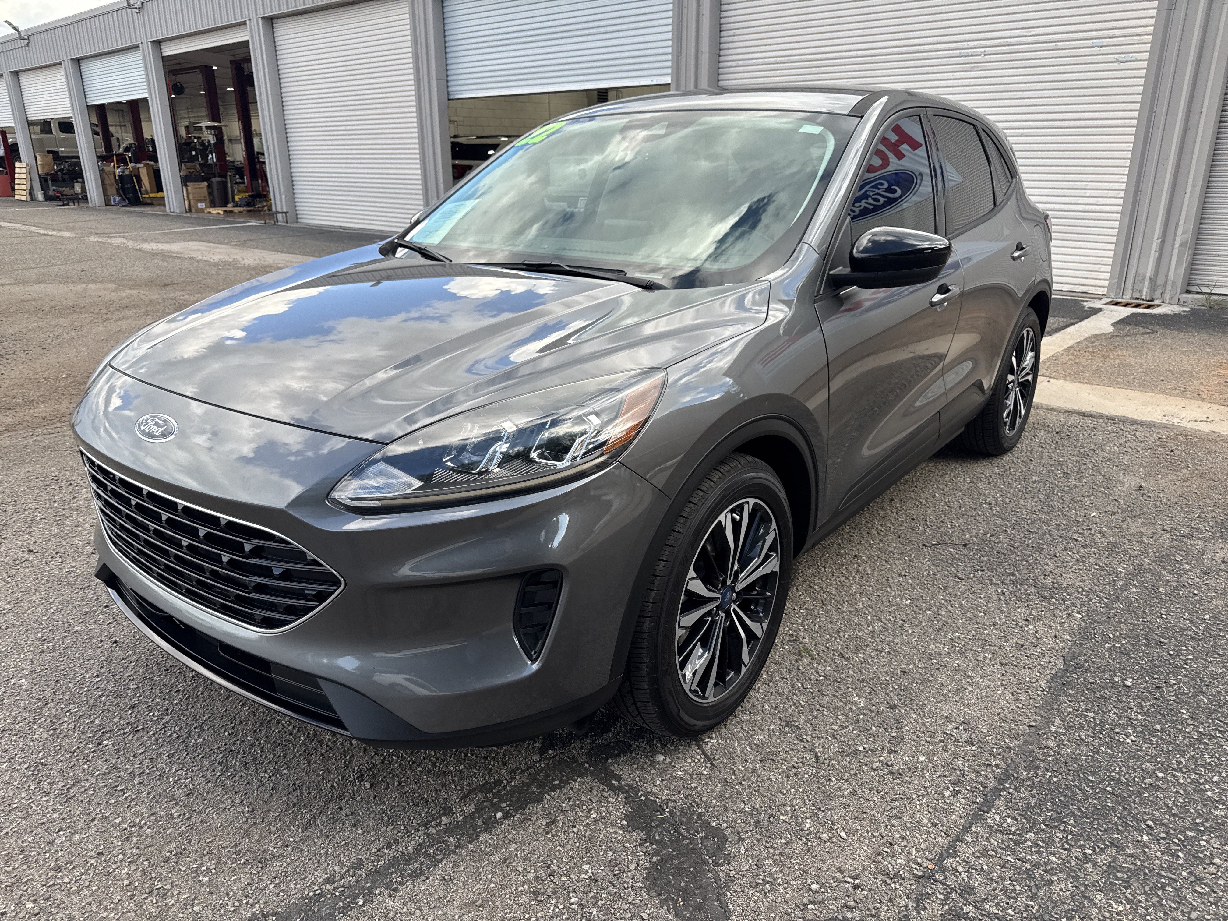 Used 2022 Ford Escape SE w/ SE Sport Appearance Package FWD image 3