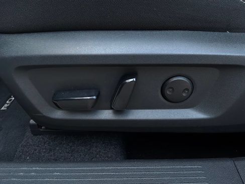 Used 2025 Nissan Rogue SV FWD image 11
