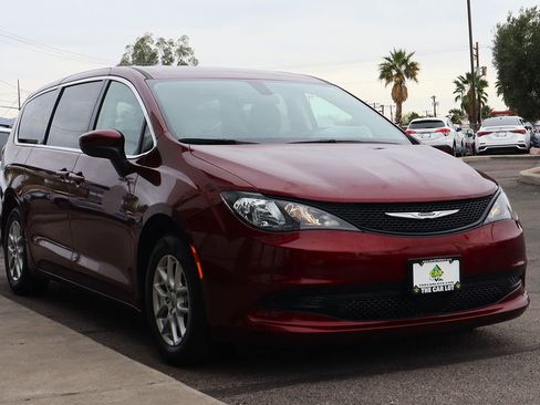 Used 2022 Chrysler Voyager LX image 14