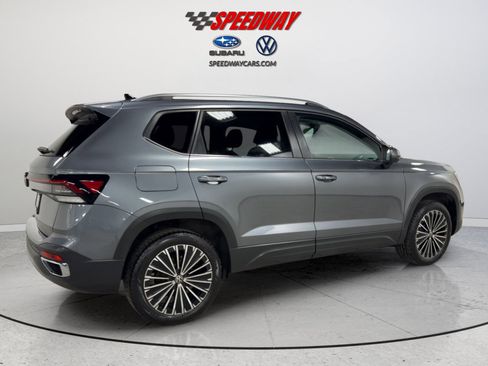 Certified 2025 Volkswagen Taos SE image 10