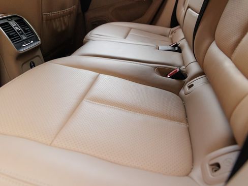 Certified 2025 Porsche Macan AWD/4WD image 23