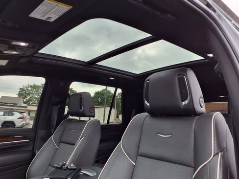 Used 2023 Cadillac Escalade Premium Luxury w/ Performance Package image 20