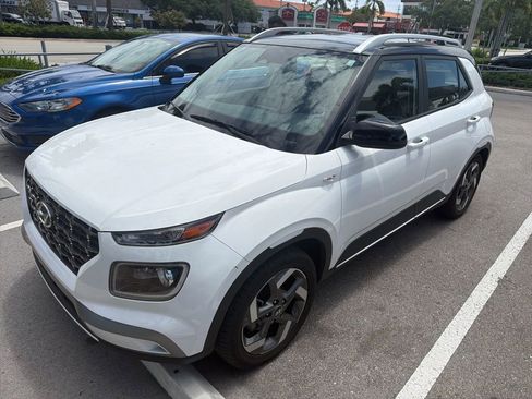 Used 2023 Hyundai Venue Limited image 3