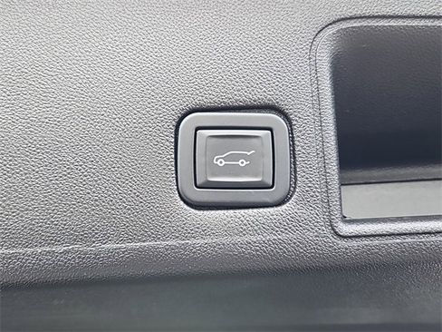 Used 2024 GMC Terrain SLT image 22