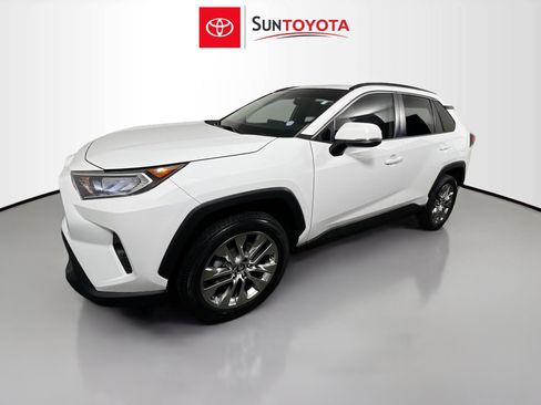 Used 2020 Toyota RAV4 XLE Premium image 9