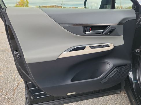 Used 2021 Toyota Venza LE image 15