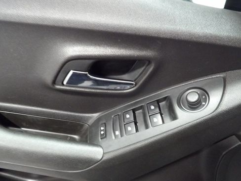 Used 2019 Chevrolet Trax LT w/ Sun & Sound Package AWD/4WD image 8