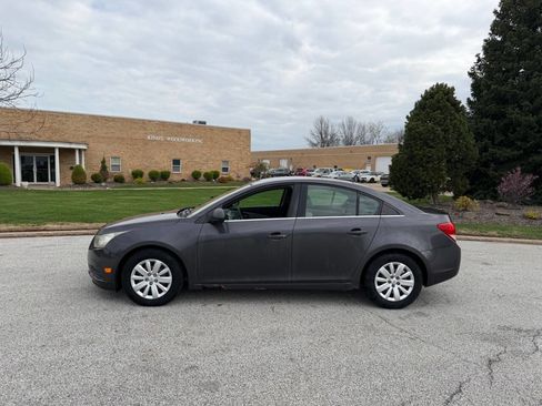 Used 2011 Chevrolet Cruze LS image 2