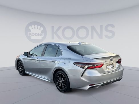 Used 2022 Toyota Camry SE w/ Cold Weather Package image 4
