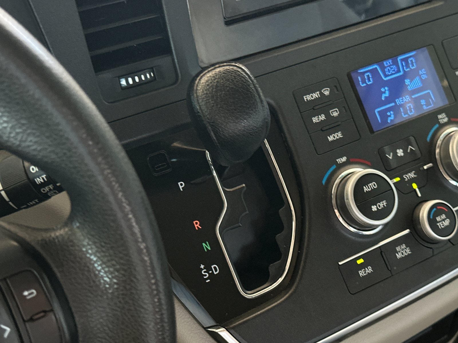 Used 2015 Toyota Sienna LE FWD image 20