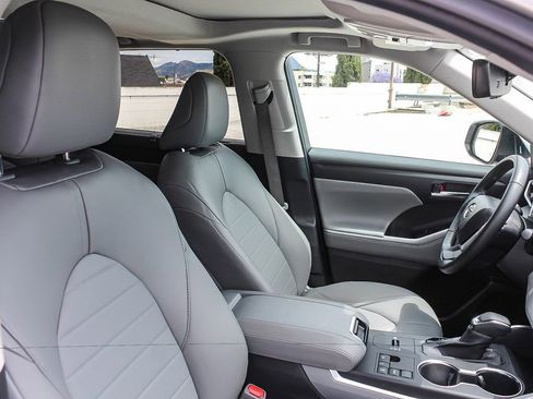 Used 2023 Toyota Highlander XLE FWD image 17