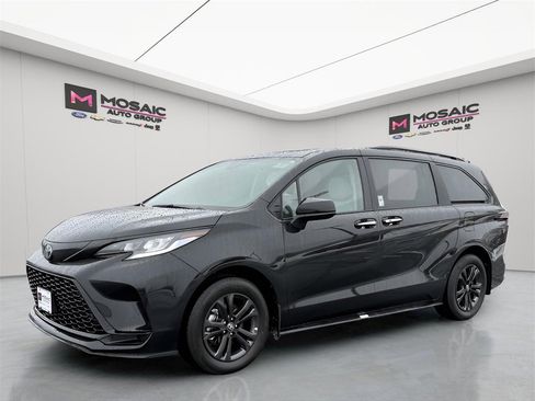 Used 2025 Toyota Sienna LE image 3