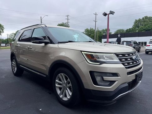 Used 2017 Ford Explorer XLT w/ Equipment Group 201A FWD image 8