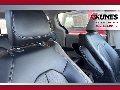 Used 2024 Chrysler Pacifica Touring-L FWD image 37