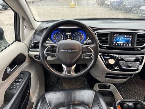 Used 2018 Chrysler Pacifica Touring-L image 18