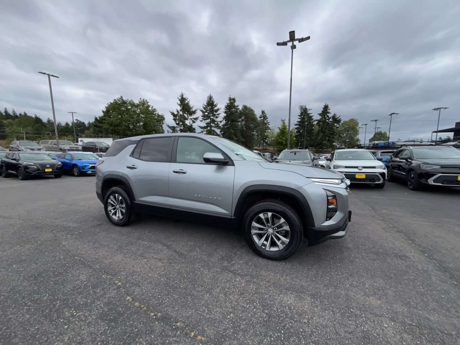 Used 2025 Chevrolet Equinox LT FWD image 2