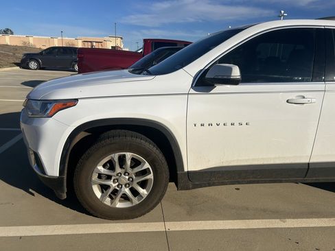 Used 2021 Chevrolet Traverse LT image 2