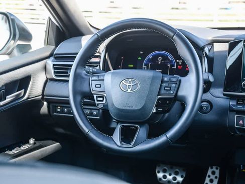 Used 2025 Toyota Camry SE image 12