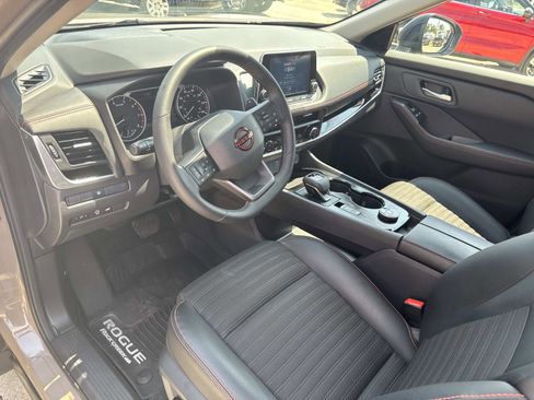 Used 2025 Nissan Rogue SV image 17
