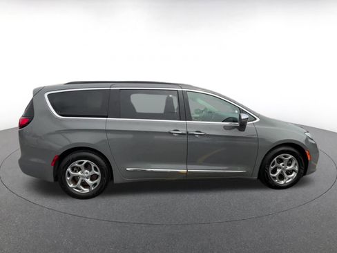 Used 2022 Chrysler Pacifica Limited FWD image 16