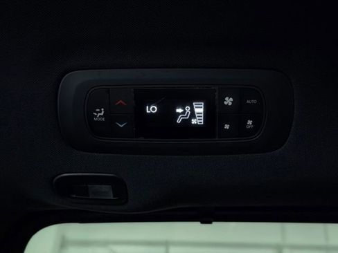 Used 2025 Chrysler Pacifica Limited FWD image 28