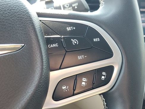 Used 2023 Chrysler Pacifica Touring-L FWD image 16